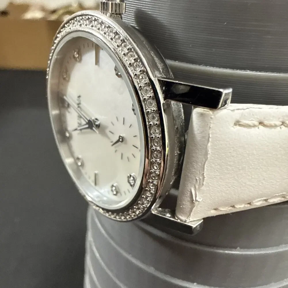 Women’s Bulova 96L245 Wristwatch New Battery 32mm Case Mother Of Pearl Dial (Z3)